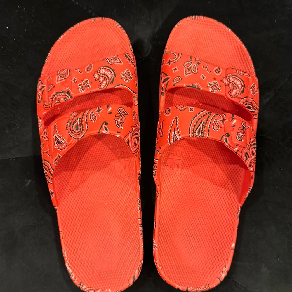 Freedom moses red bandana slides